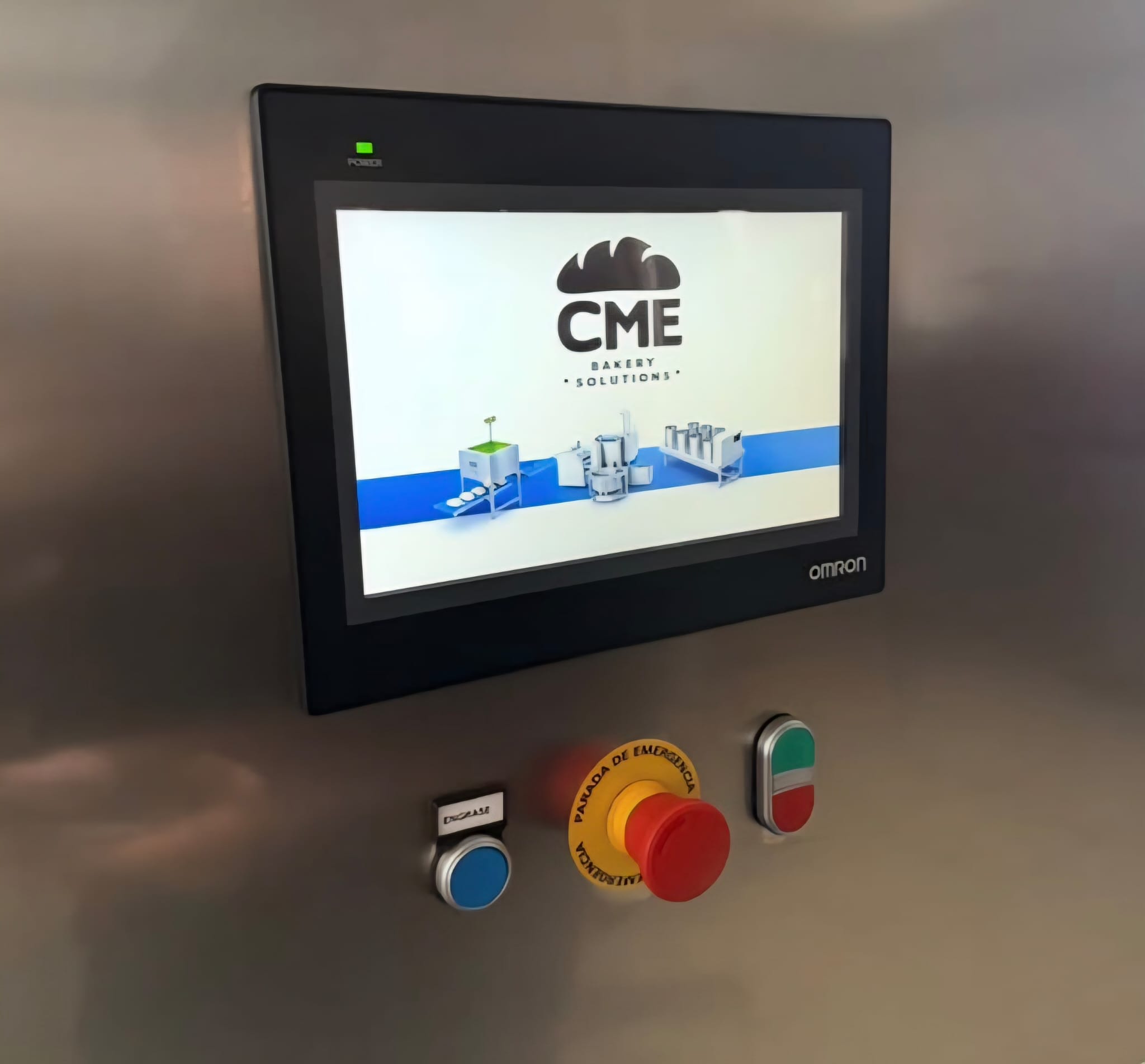 Pantalla táctil, botonera física y seta de emergencia del porcionador CME