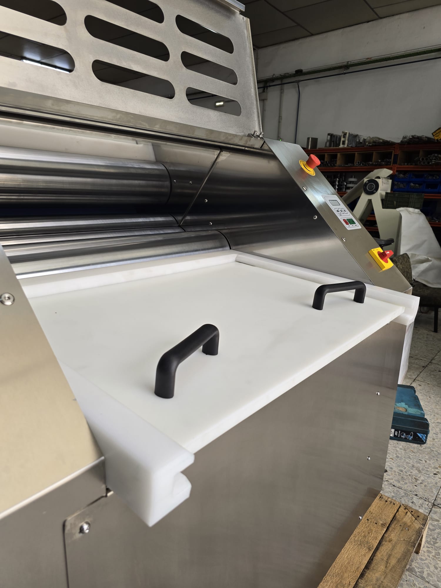 Detalle de la entrada de masa de la refinadora CME